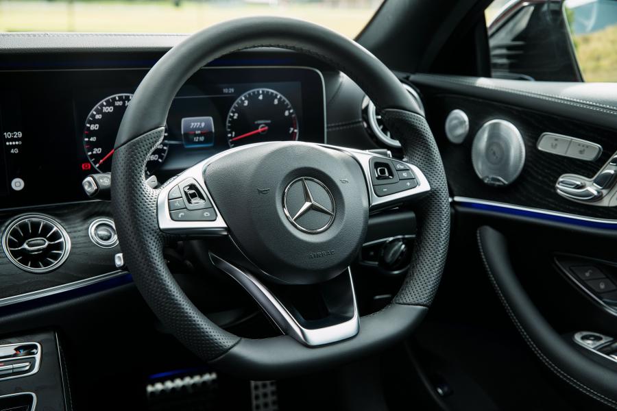 Панель приборов Mercedes-Benz E300 AMG Line Coupe 2017 года  (AU) (фото 35 из 40)